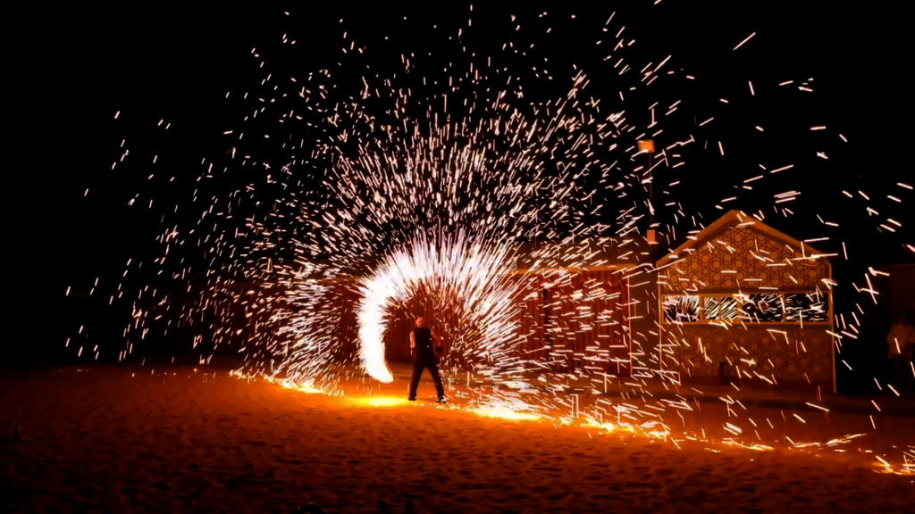 Eine Feuershow in der W&uuml;ste in Abu Dhabi