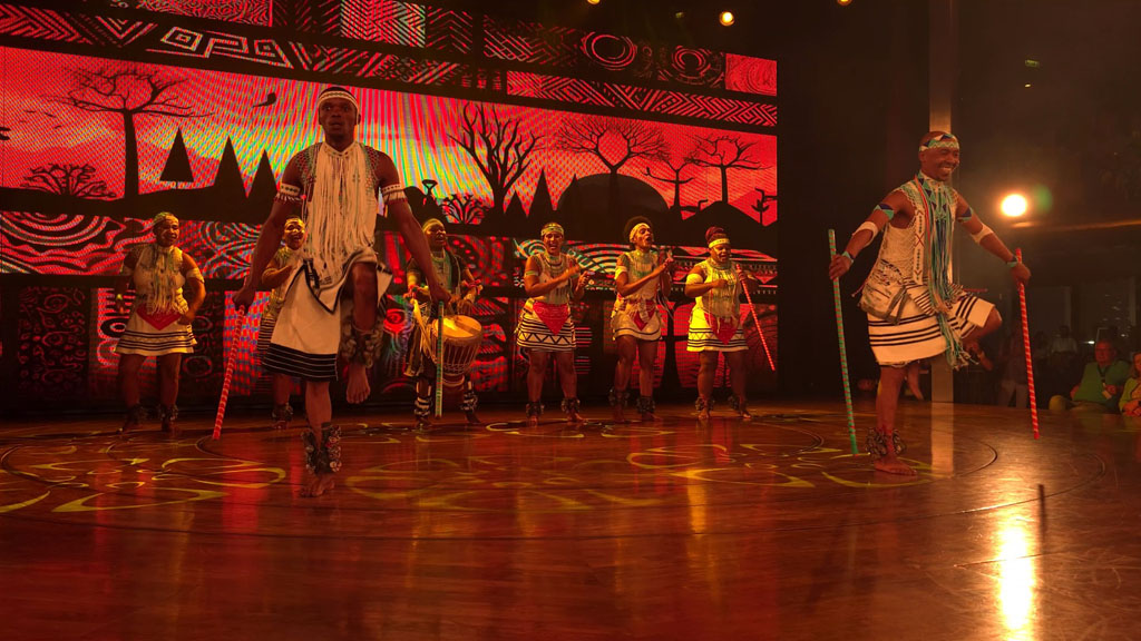 Ausschnitte einer traditionellen Tanzgruppe