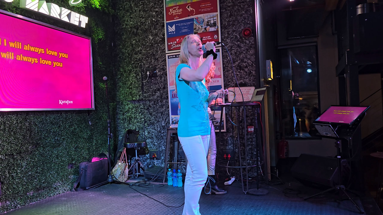 Andrea beim Karaoke in Kapstadt